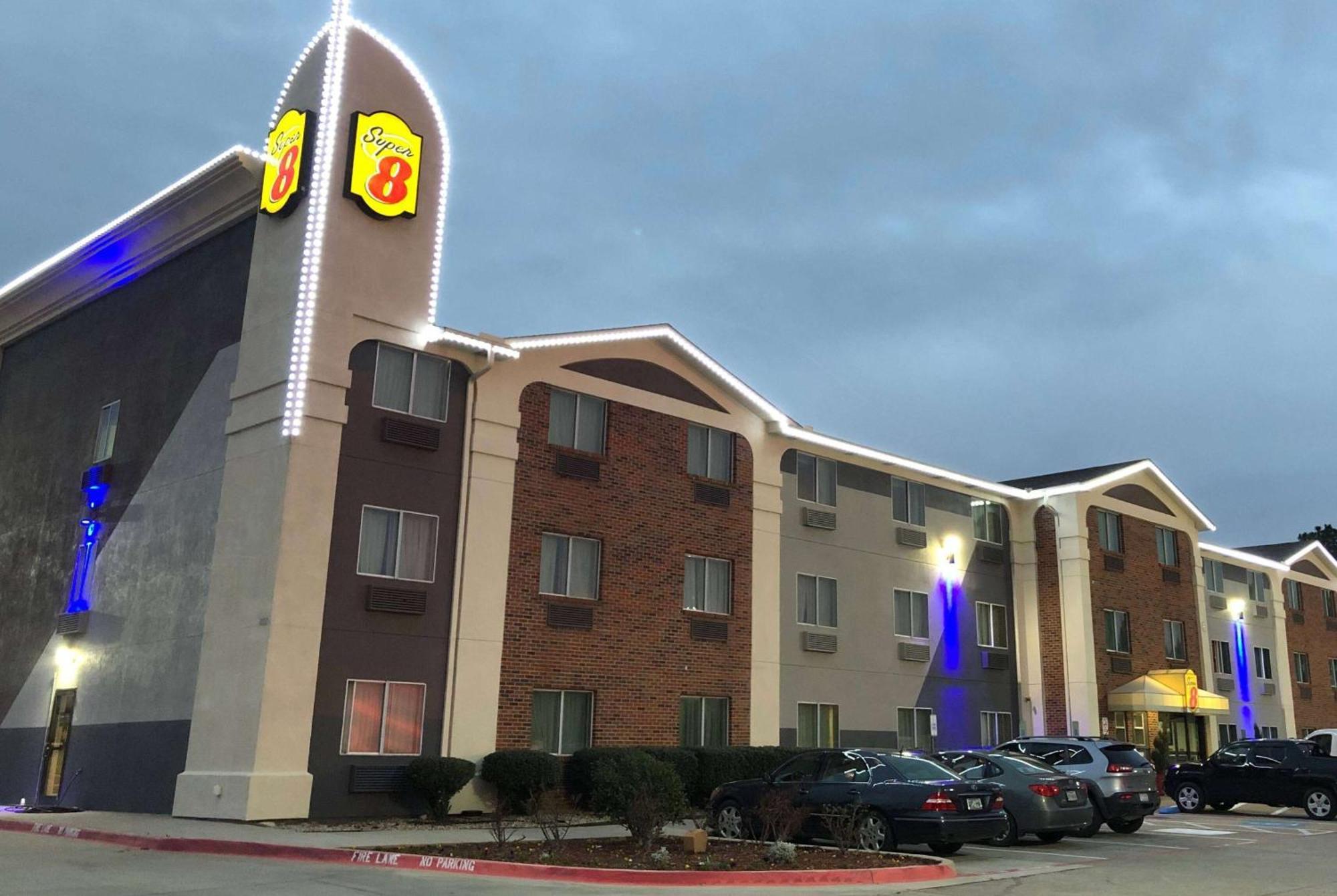 Super 8 By Wyndham Bedford Dfw Airport West Motel Exterior photo
